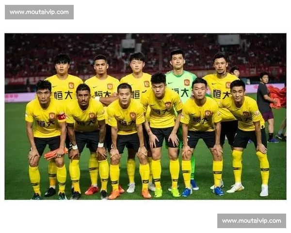 广州恒大对阵上海上港经典对决全场回放与关键瞬间解析精彩战术复盘